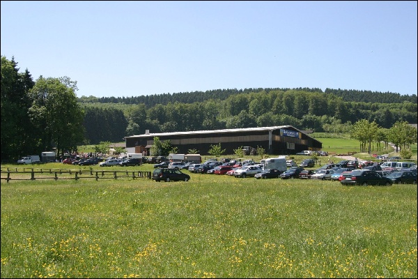 Blick von der Schulpferdewiese auf die Reithalle